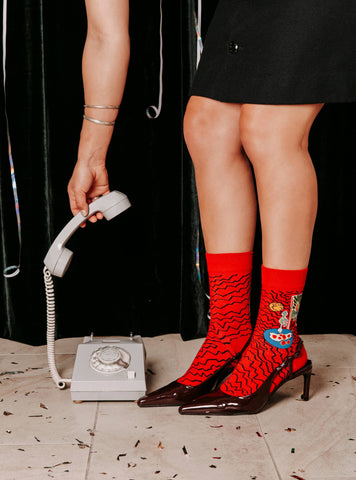 Intérieur rouge, nature morte sur table bleue