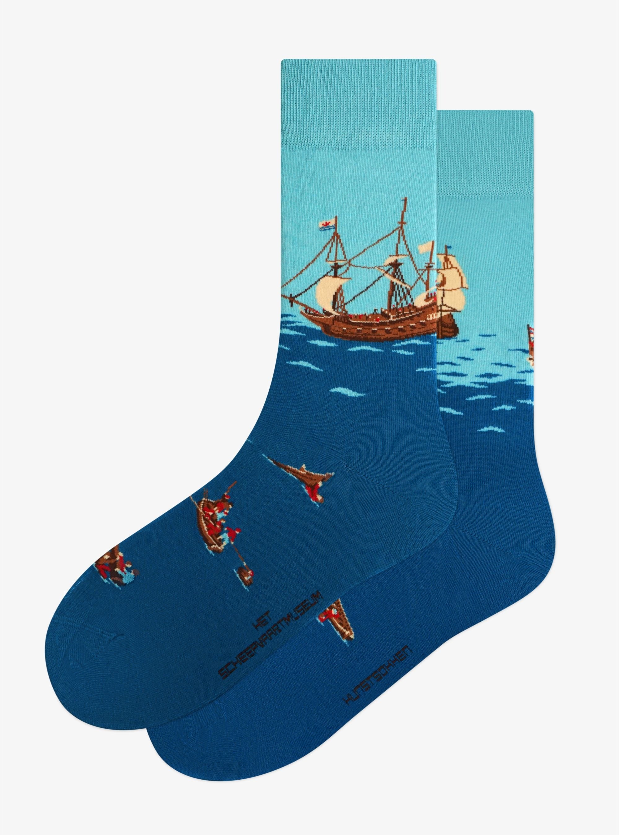 Kunstsokken x Het Scheepvaartmuseum – De Slag bij Gibraltar sokken in blauw, plat gefotografeerd