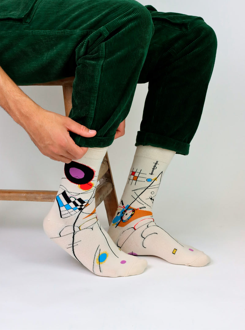 Compositie VIII sokken van Kunstsokken naar Wassily Kandinsky, gedragen onder een groene corduroy broek