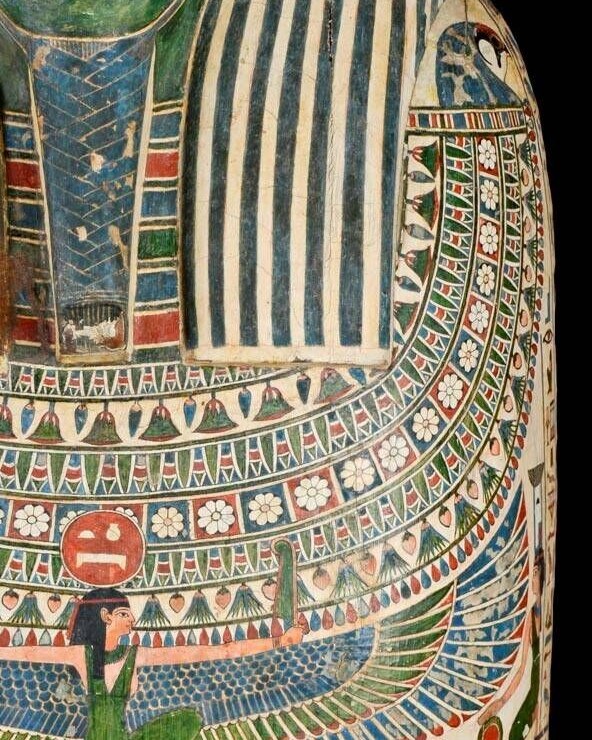 Le collier sur le couvercle, avec une tête de faucon sur l'épaule.
