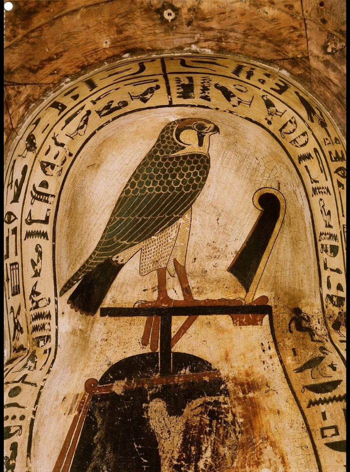 Le faucon sur son enseigne, à l'intérieur du sarcophage.