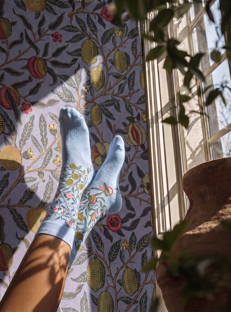 Pomegranate sokken van Kunstsokken naar William Morris, lichtblauw met granaatappels en citroenen