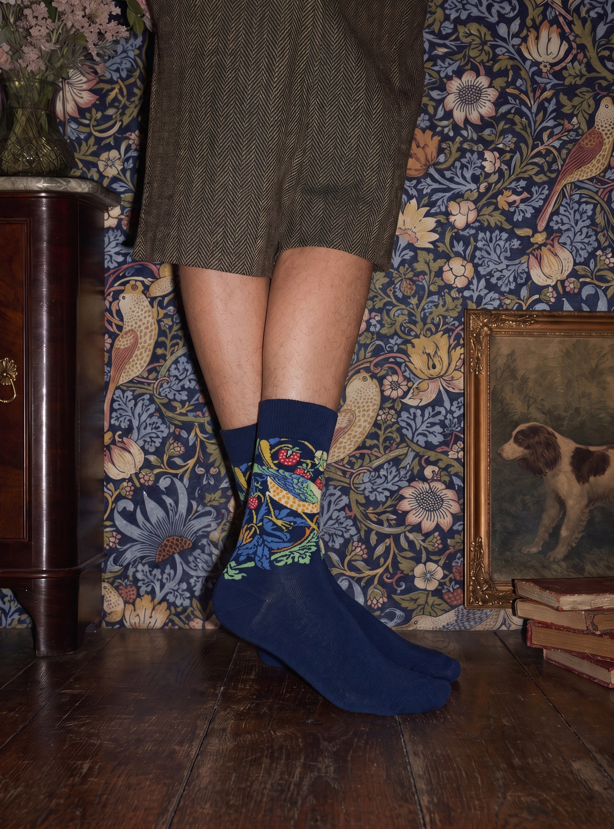 Strawberry Thief sokken gedragen bij een tweed broek voor Morris-behang